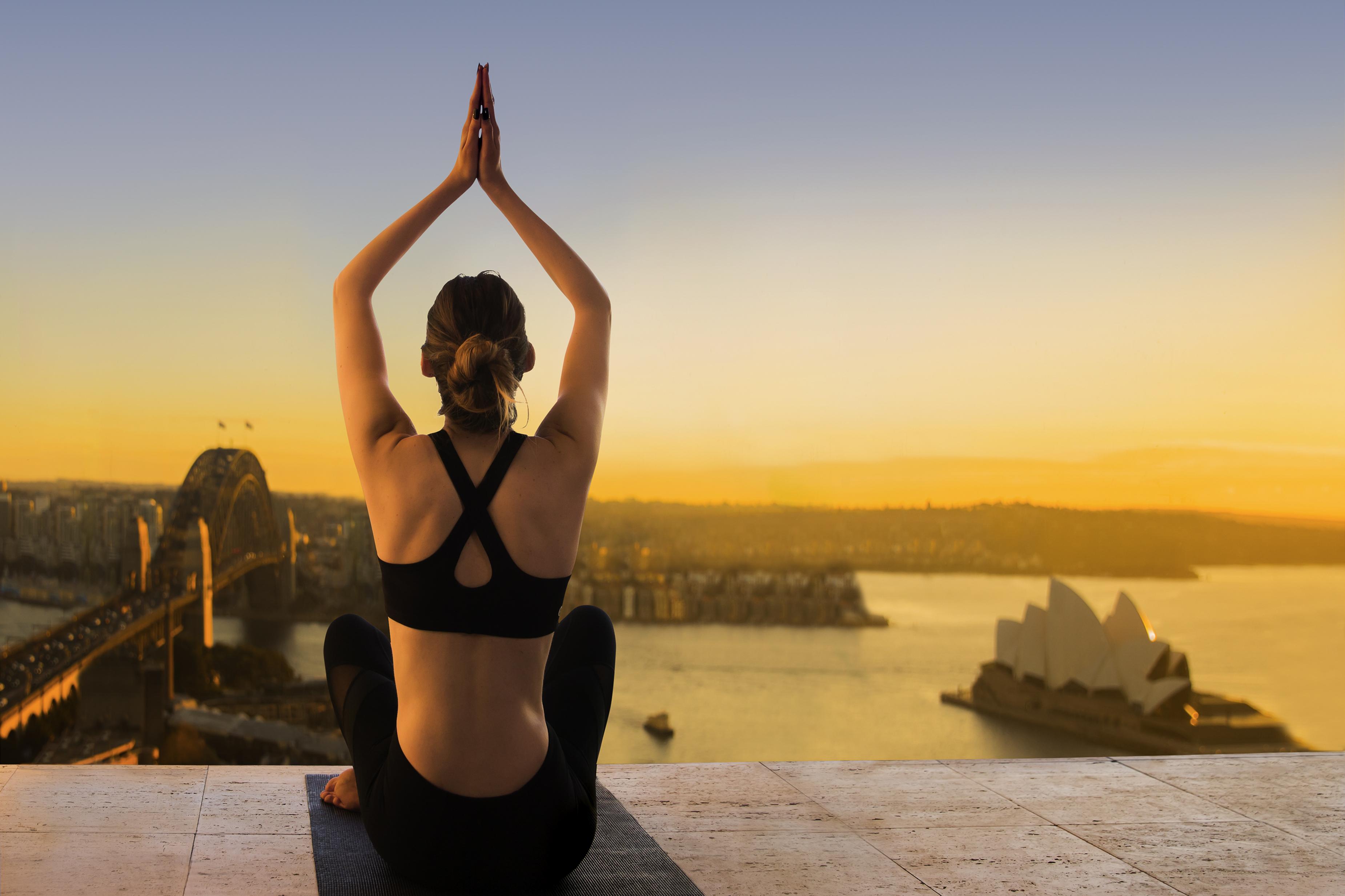 The Sebel Quay West Suites Sidney Dış mekan fotoğraf A woman practicing yoga at the Sydney Opera House