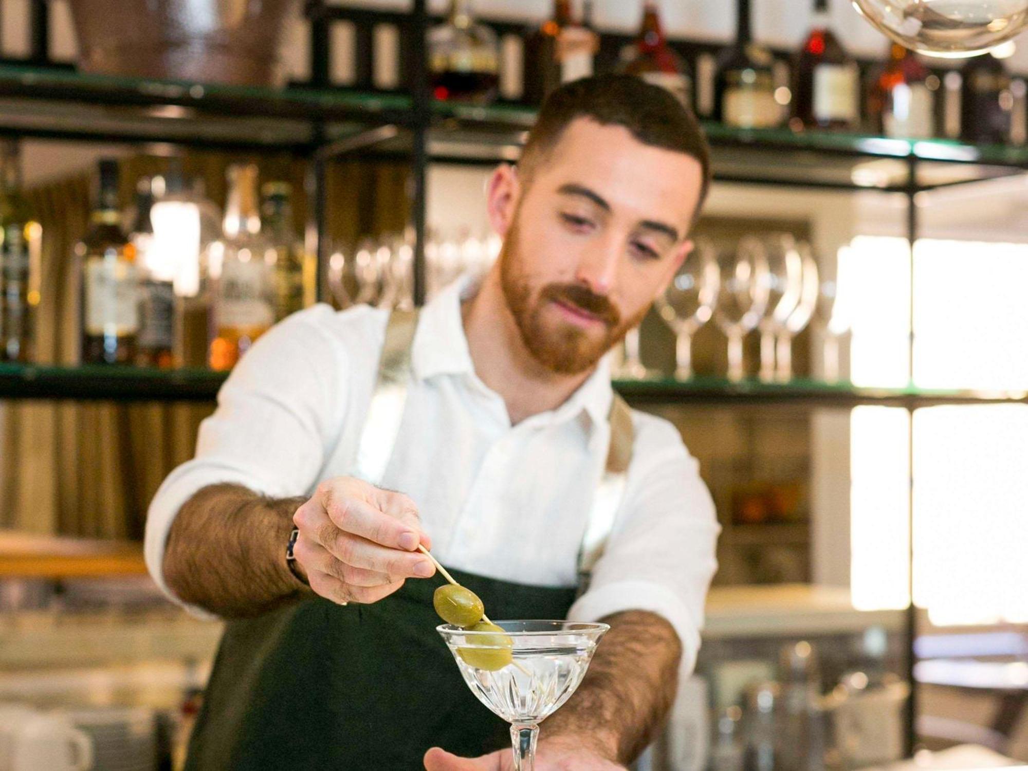 The Sebel Quay West Suites Sidney Dış mekan fotoğraf A bartender at work