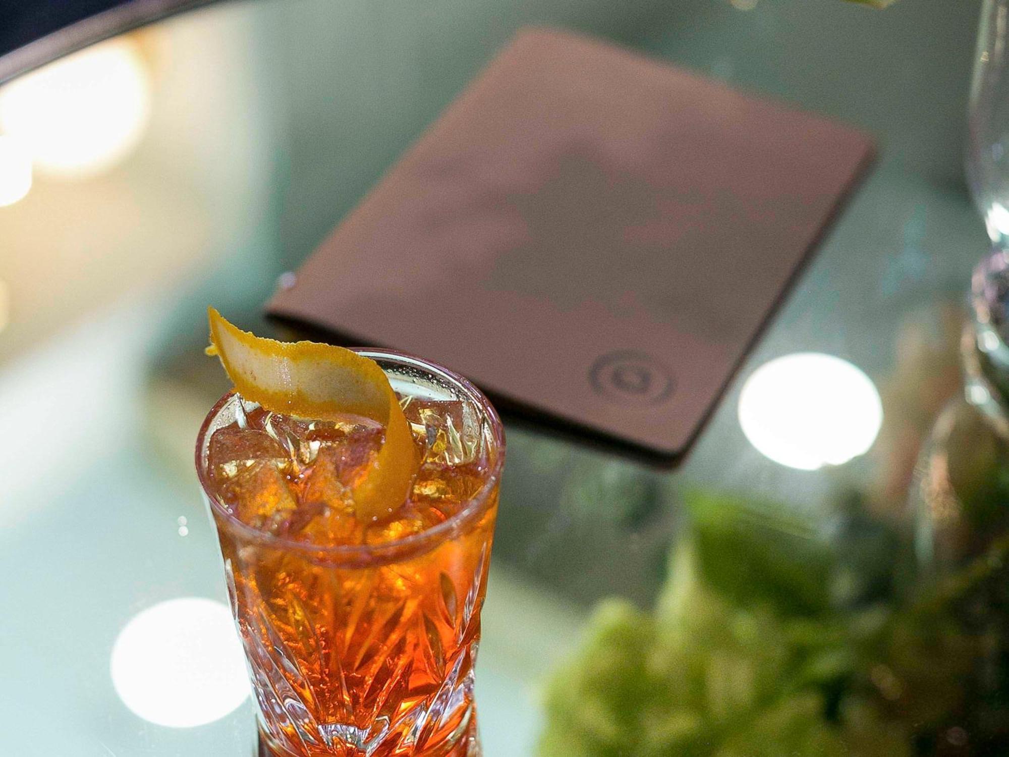 The Sebel Quay West Suites Sidney Dış mekan fotoğraf A Negroni cocktail