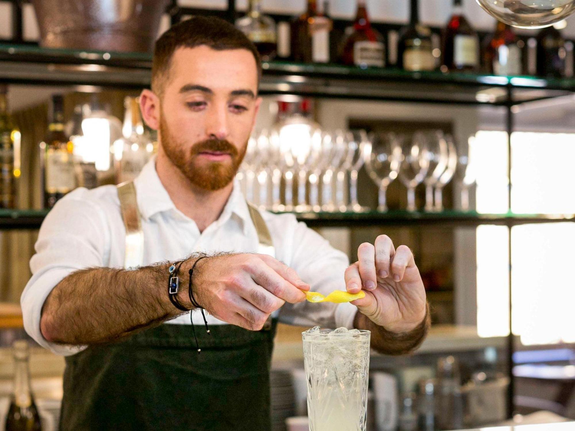 The Sebel Quay West Suites Sidney Dış mekan fotoğraf A bartender at work
