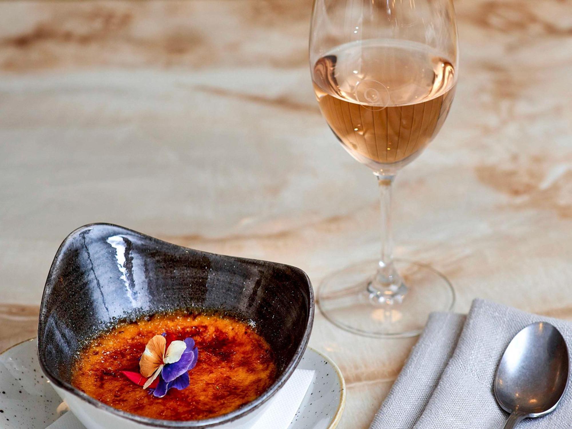The Sebel Quay West Suites Sidney Dış mekan fotoğraf A glass of orange wine