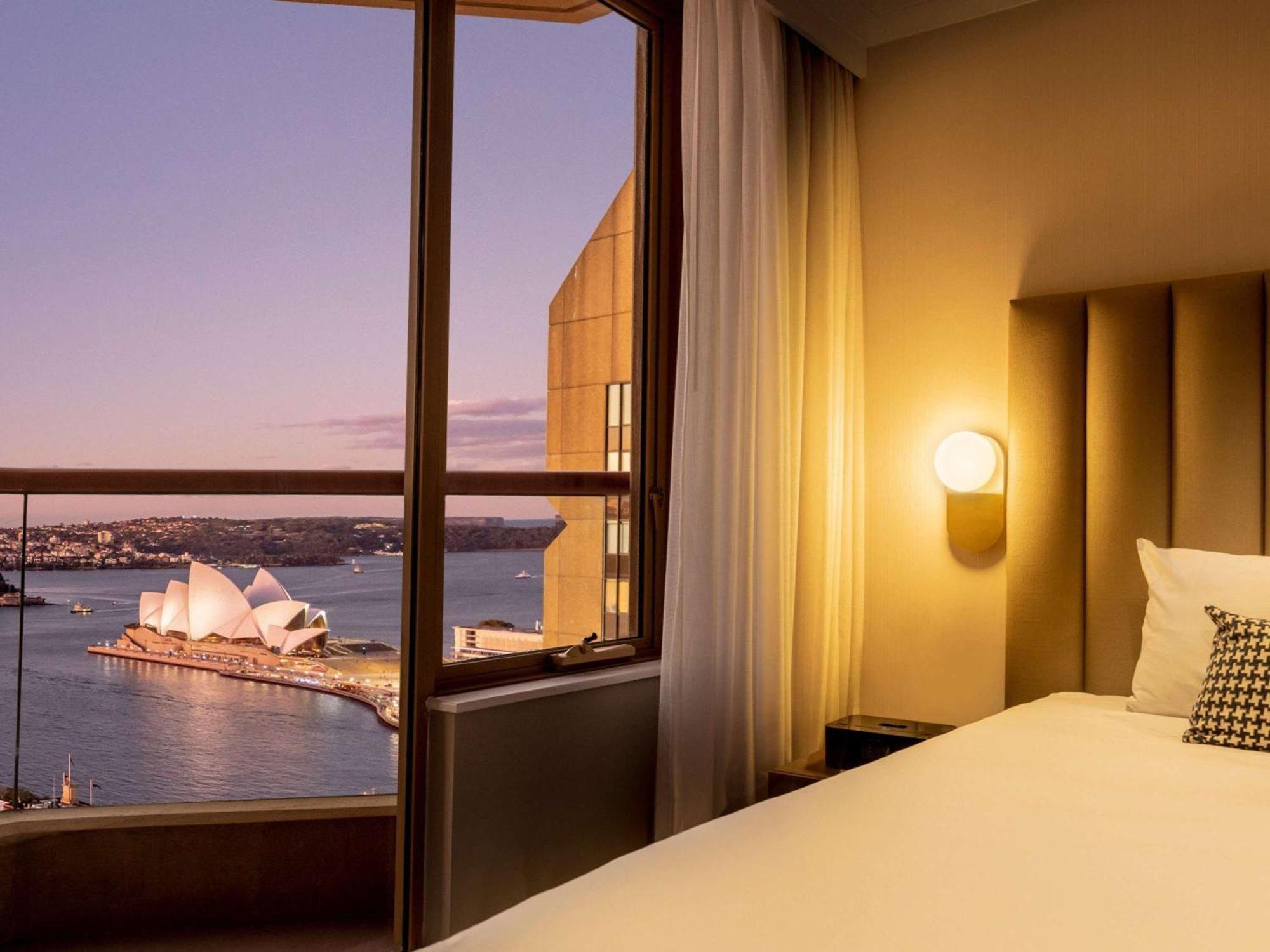 The Sebel Quay West Suites Sidney Dış mekan fotoğraf A view of the Sydney Opera House from a suite at the Pan Pacific Sydney
