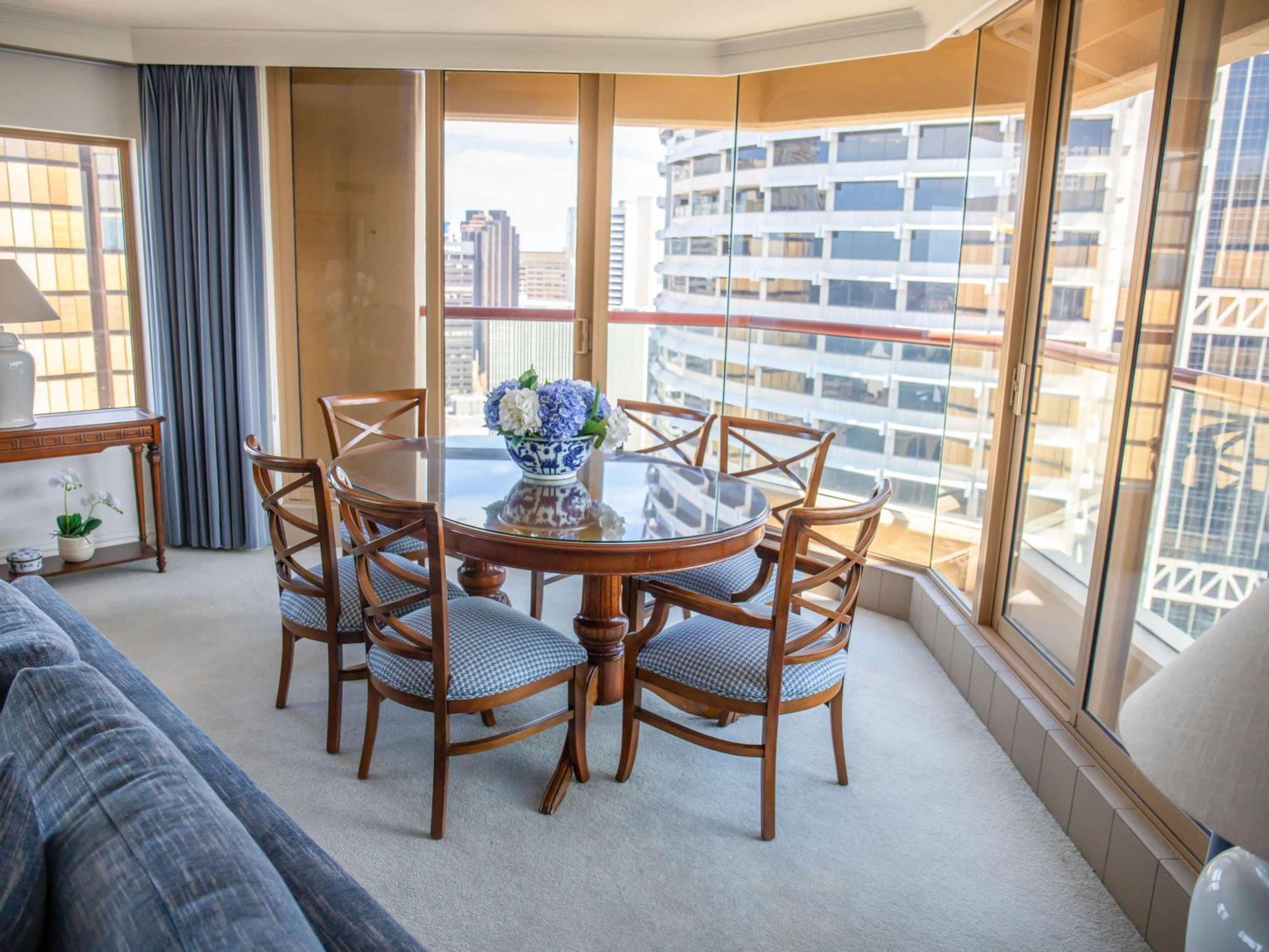 The Sebel Quay West Suites Sidney Dış mekan fotoğraf A typical dining room