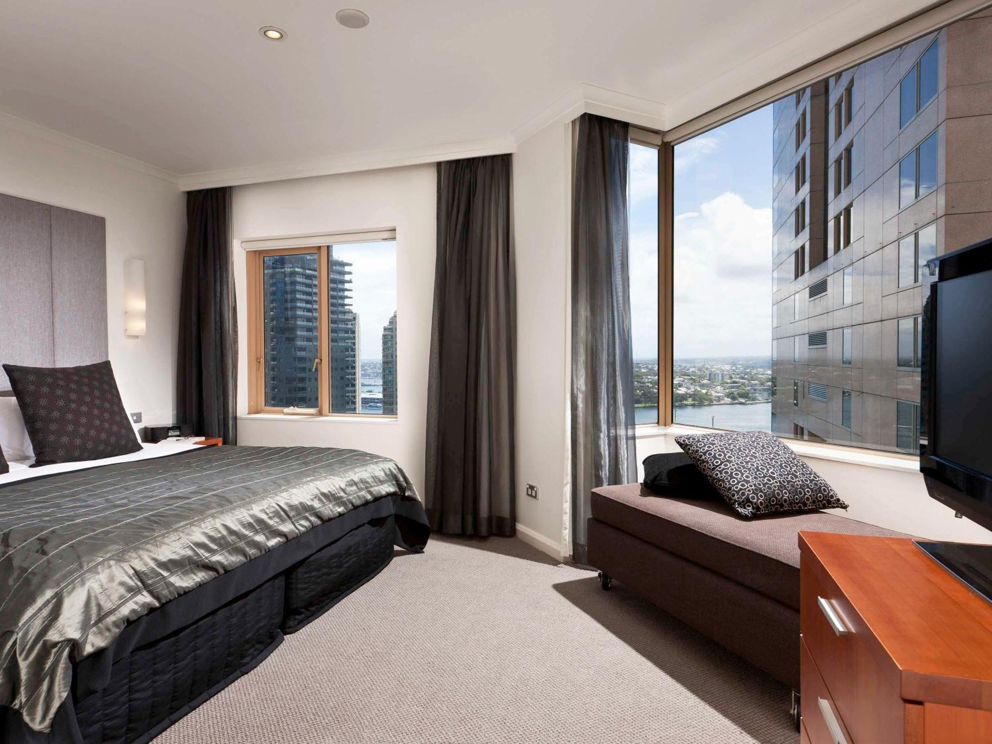 The Sebel Quay West Suites Sidney Dış mekan fotoğraf A bedroom at the Crown Towers